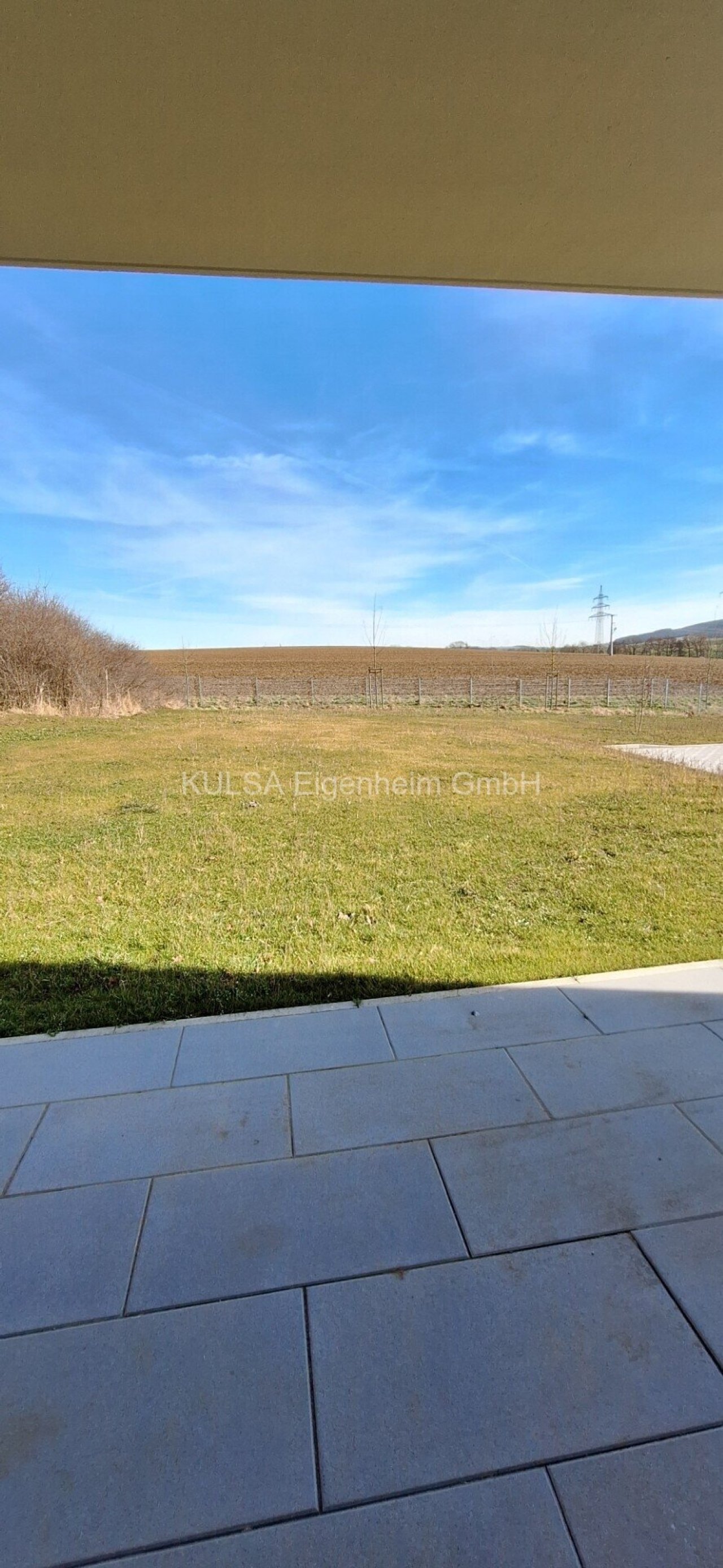 Überdachte Terrasse mit Gartenanteil
